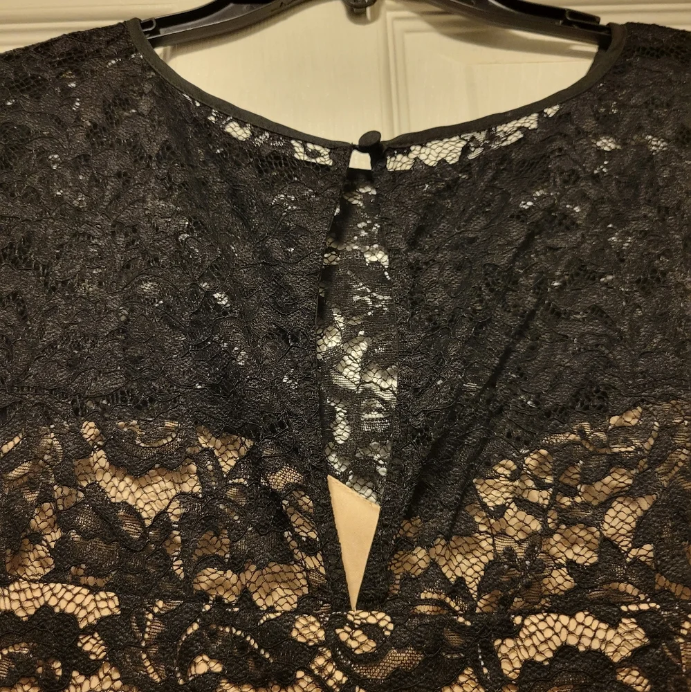 Lace short sleeve dress torrid size 0 black with gold underlay - Picture 3 of 7